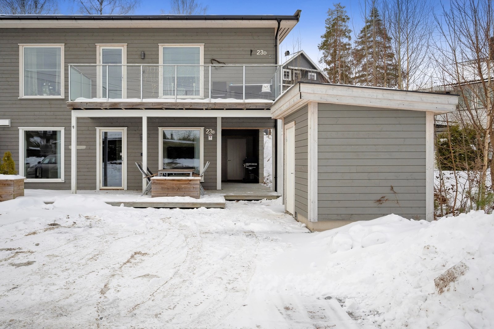 Biloppstillingsplass på sameiets tomt. Galleribilde