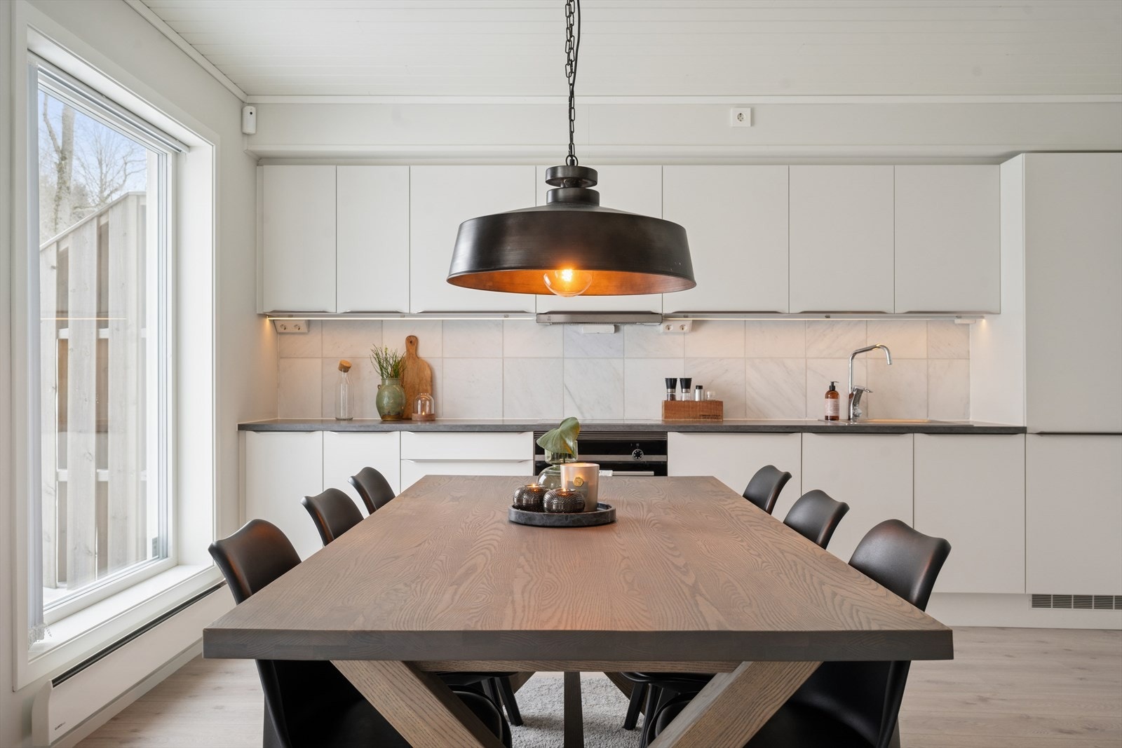 God plass til et stort spisebord. Galleribilde