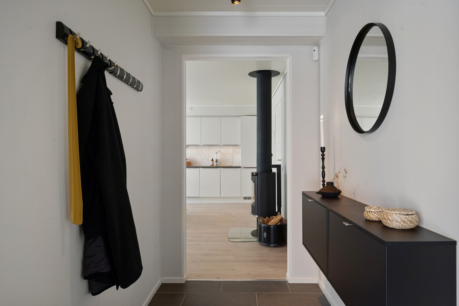 Romslig entré. Galleribilde