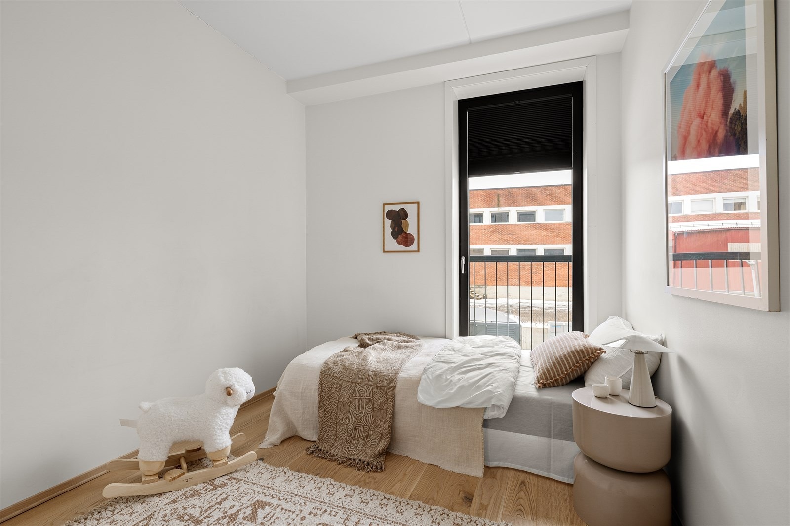 Soverom nr. 2 har plass til seng og garderobeinnredning Galleribilde