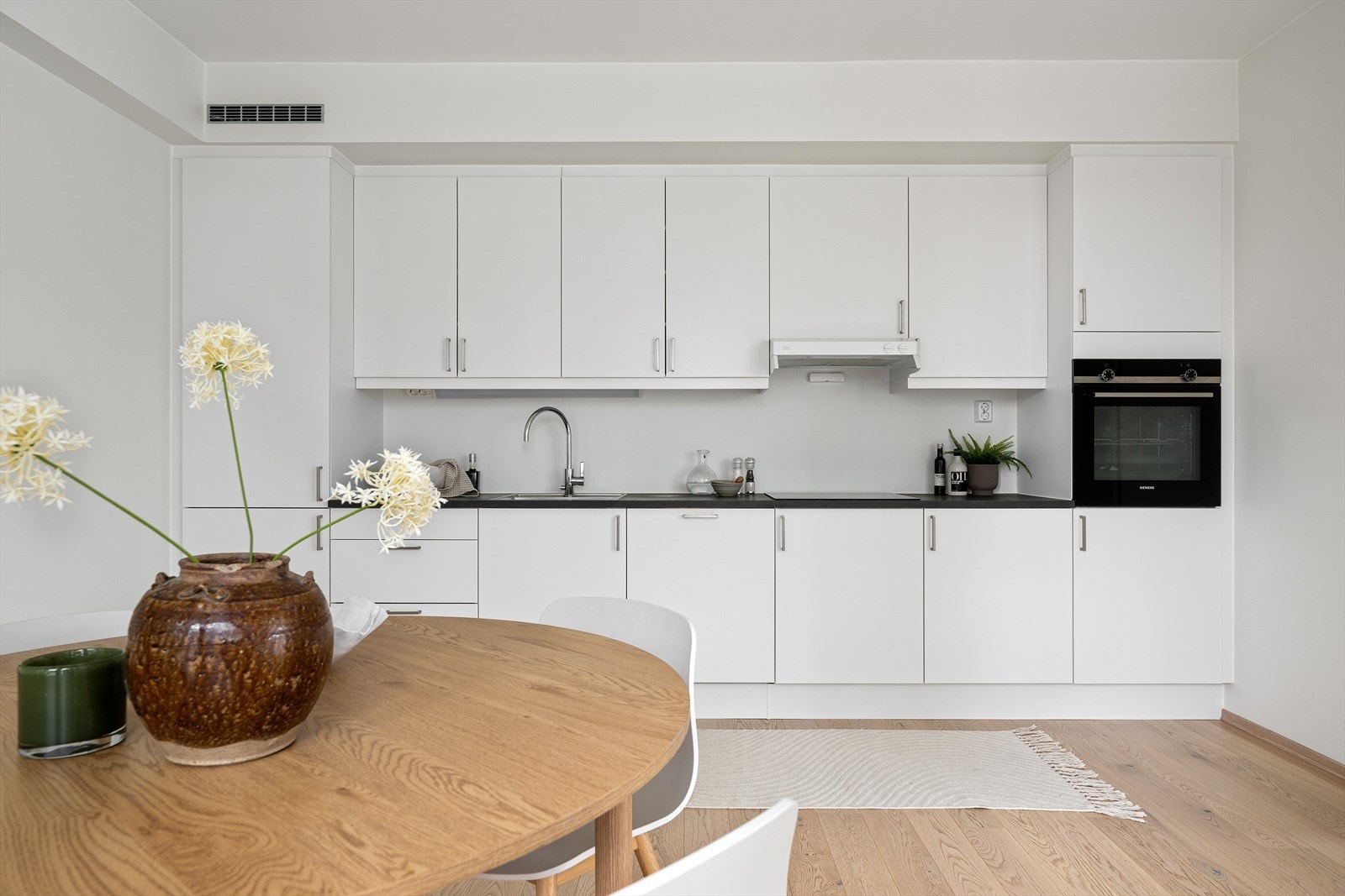 Kjøkkenet har integrert kjøl/fryseskap, komfyr med platetopp med ventilator tilknyttet ventilasjonsanlegget, samt oppvaskamskin som medfølger Galleribilde