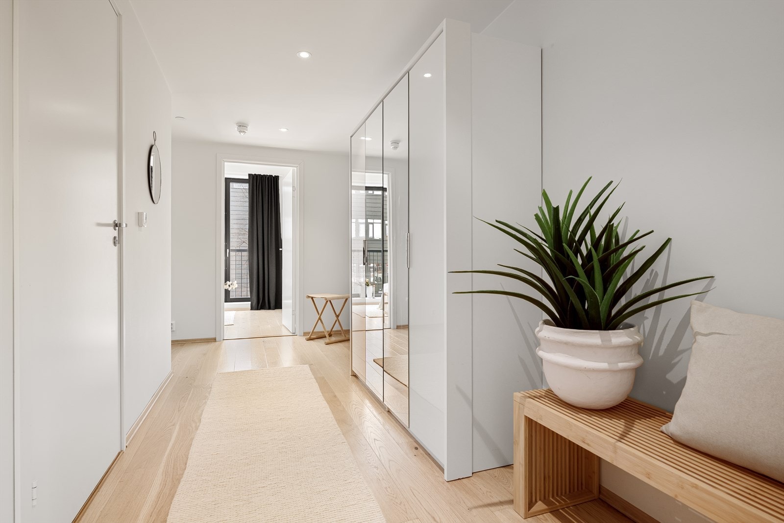 Romslig entré/gang med god plass til sko- og yttertøy i stort garderobeskap, samt plass til sittebenk Galleribilde