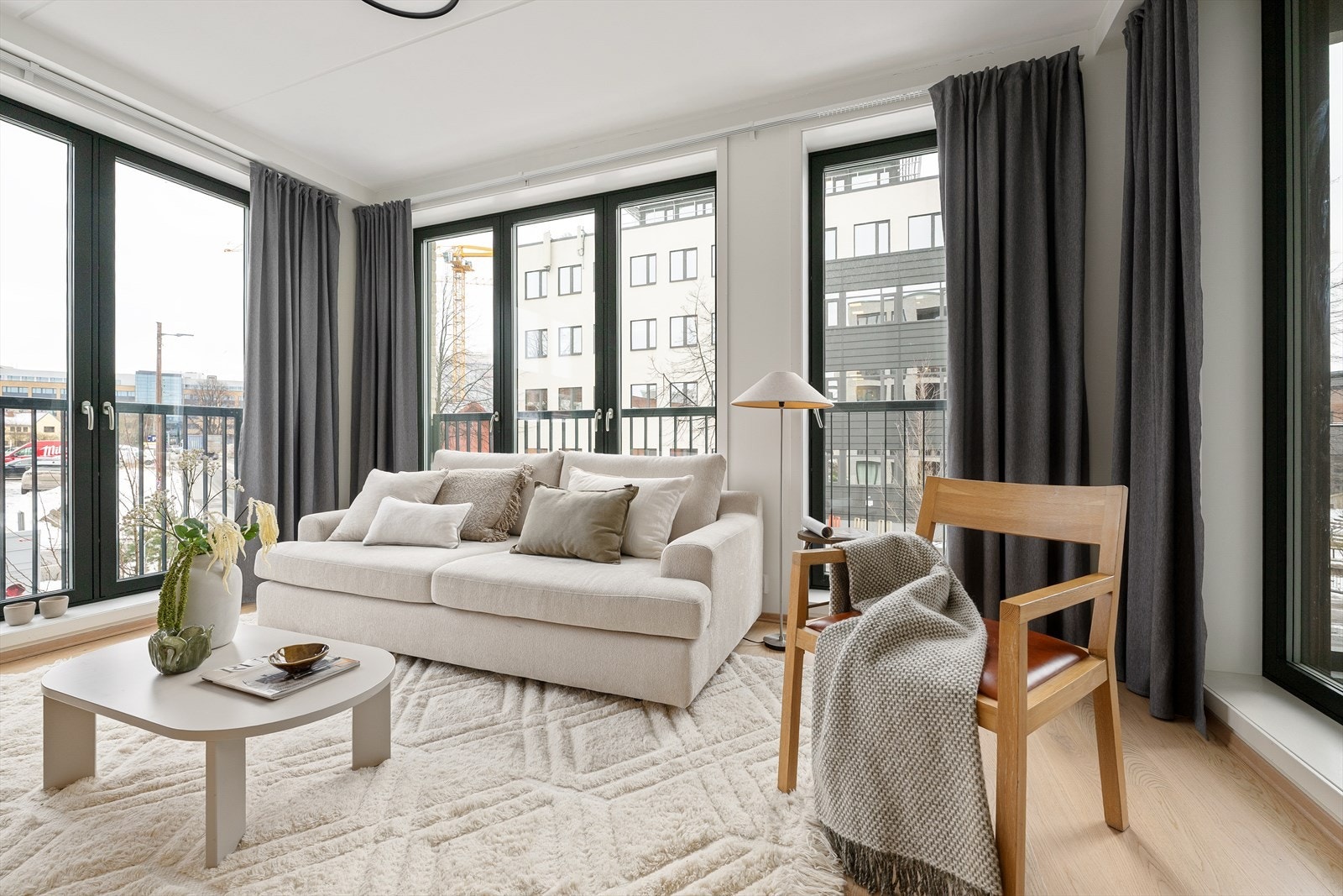 Stuen har en flott utforming med naturlige soner for sofagruppe, stuebord og mediemøblement Galleribilde