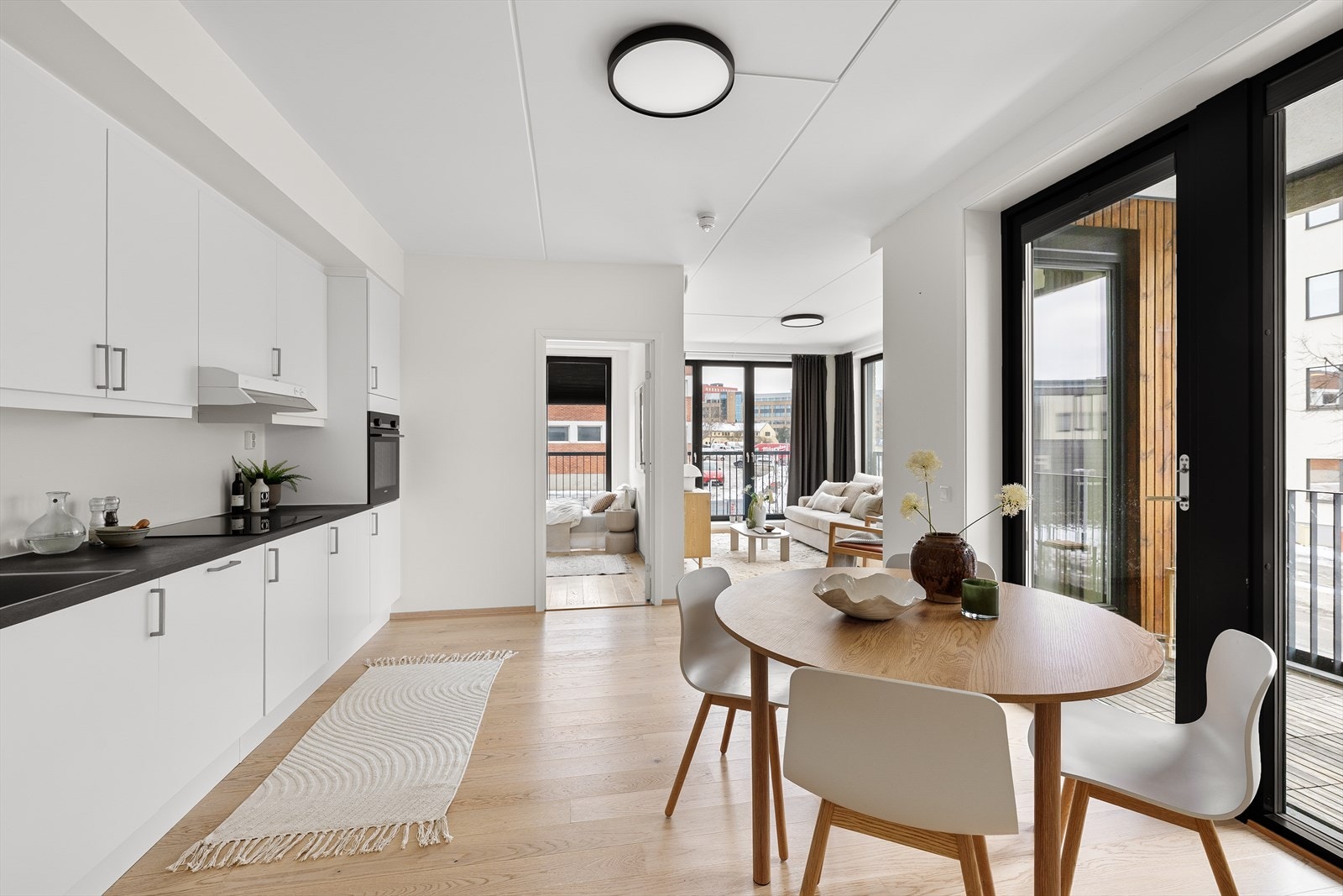 Det er god plass til spisebord i tilknytning til kjøkkenet Galleribilde