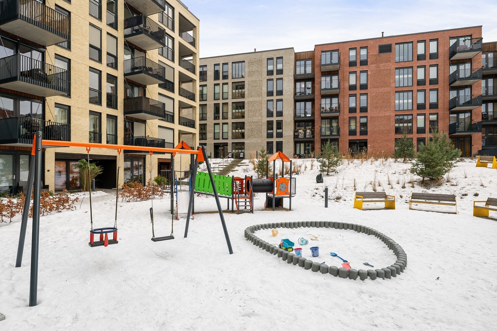 Sameiet har to felleslokaler som kan benyttes av beboerne: "Aktivitetsrommet" i første etasje i Malerhaugveien 39, og "Loftstua" på takterrassen Galleribilde