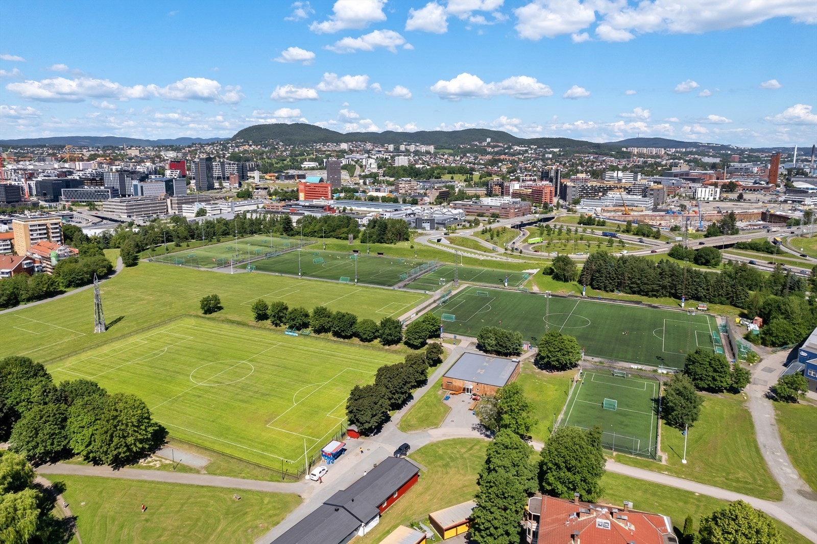 Området byr på gode fritidsmuligheter med fotballbane, skøytebane, idrettshall, svømmehall og treningssenter. Foto: Diakrit Galleribilde