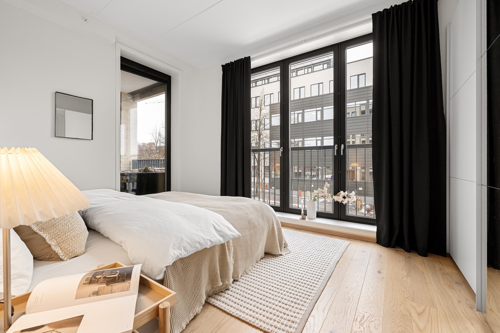 Hovedsoverommet er av god størrelse og har plass til dobbeltseng, nattbord og garderobeskap Galleribilde