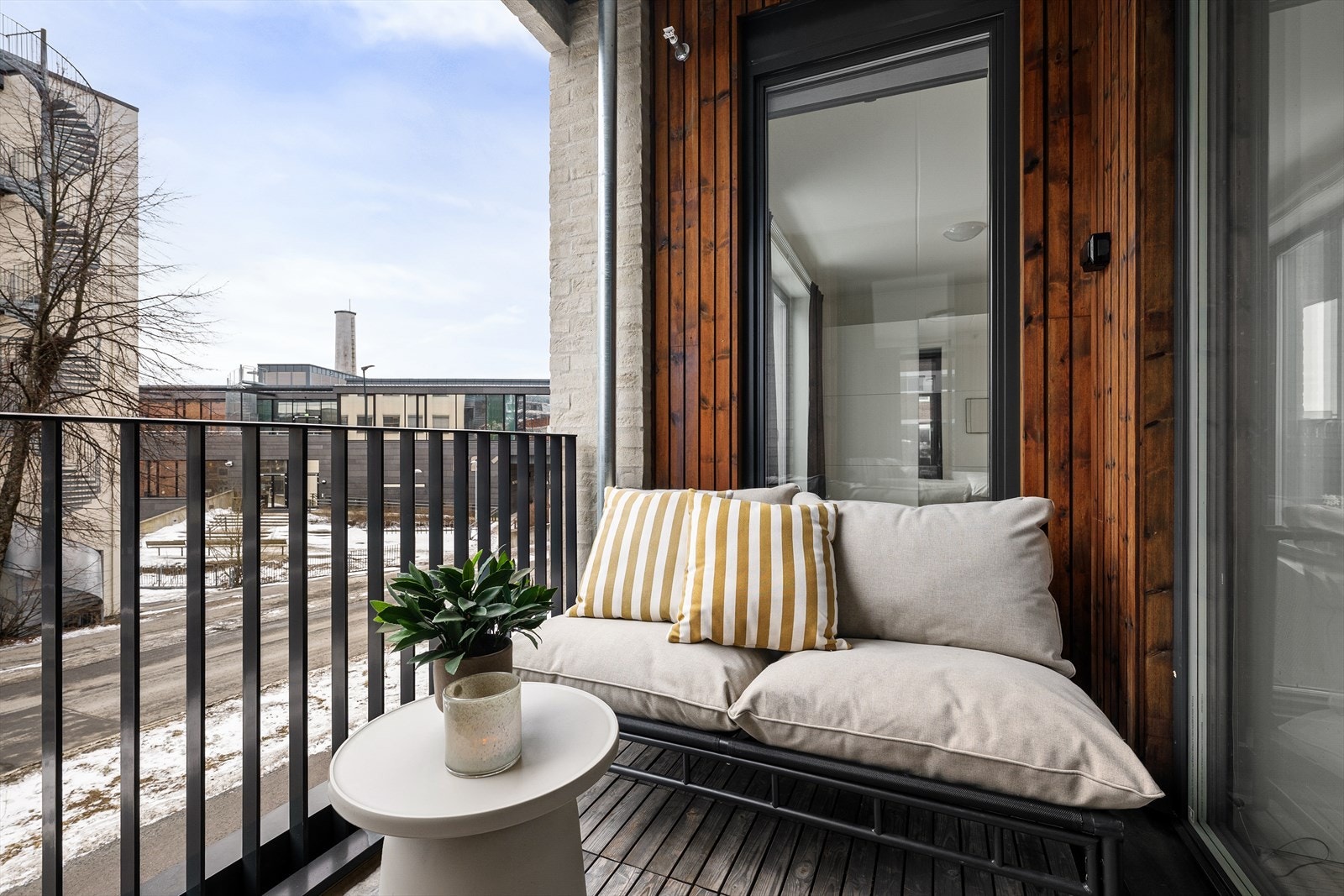 Balkongen er sydvendt og har plass til en hyggelig sittegruppe, grill og beplantning Galleribilde