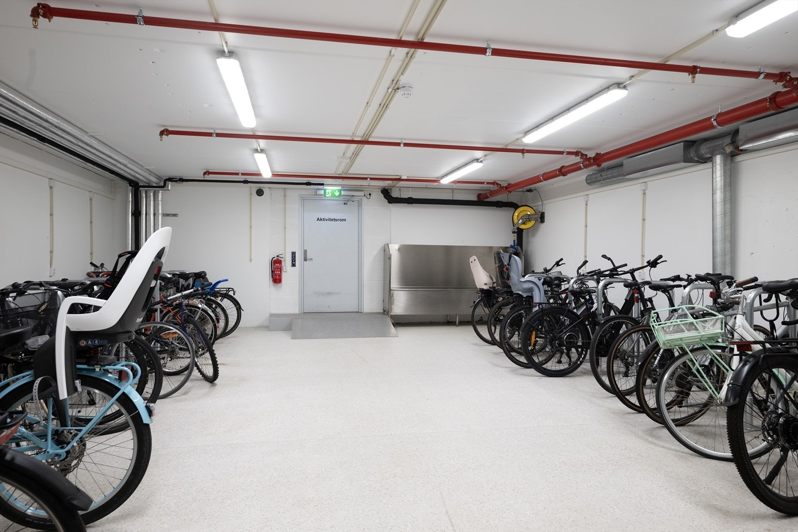 Stor sykkelgarasje med sykkelvask Galleribilde