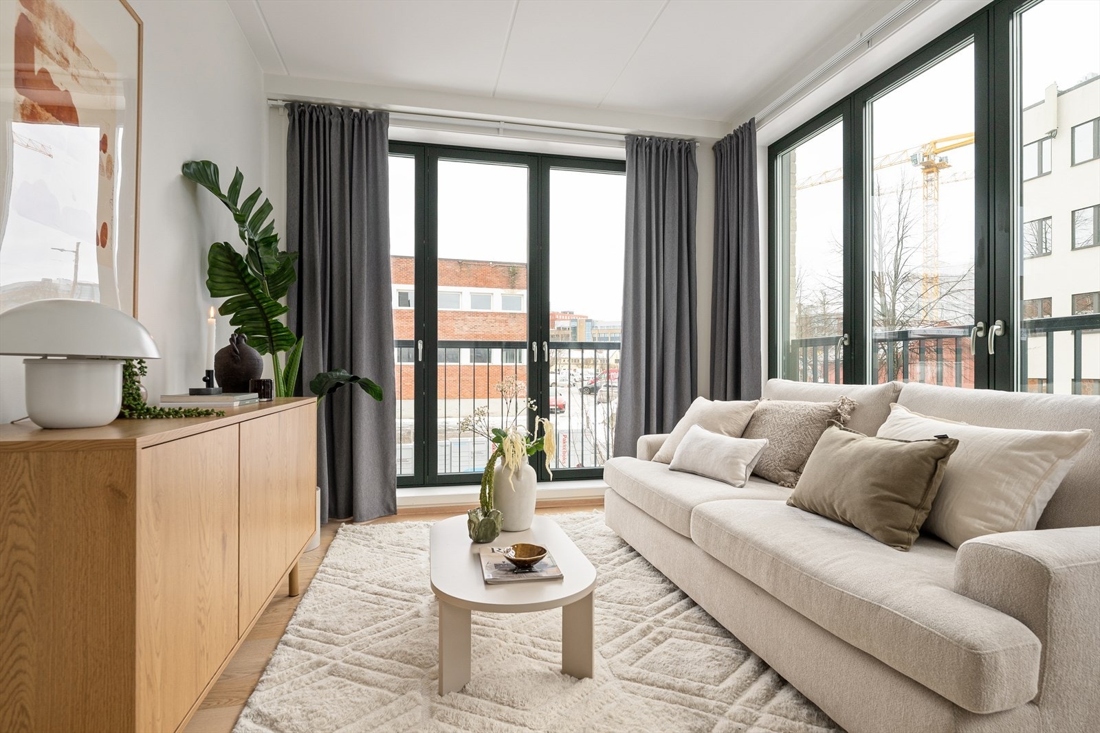 Leiligheten har en god og velutnyttet planløsning med blant annet 2 soverom, åpen stue/kjøkkenløsning med fin soneinndeling samt et lyst bad Galleribilde