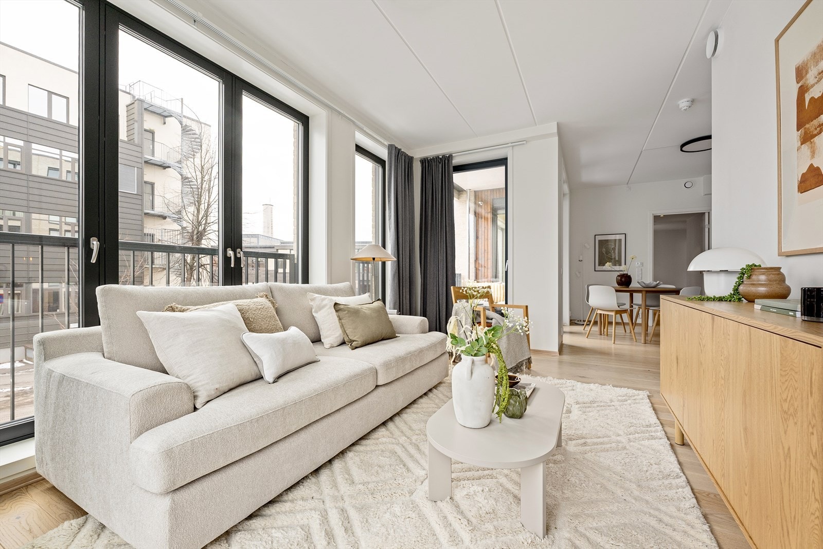 Franske balkonger - store vindusflater i full høyde som gir rikelig lys og en luftig romfølelse Galleribilde