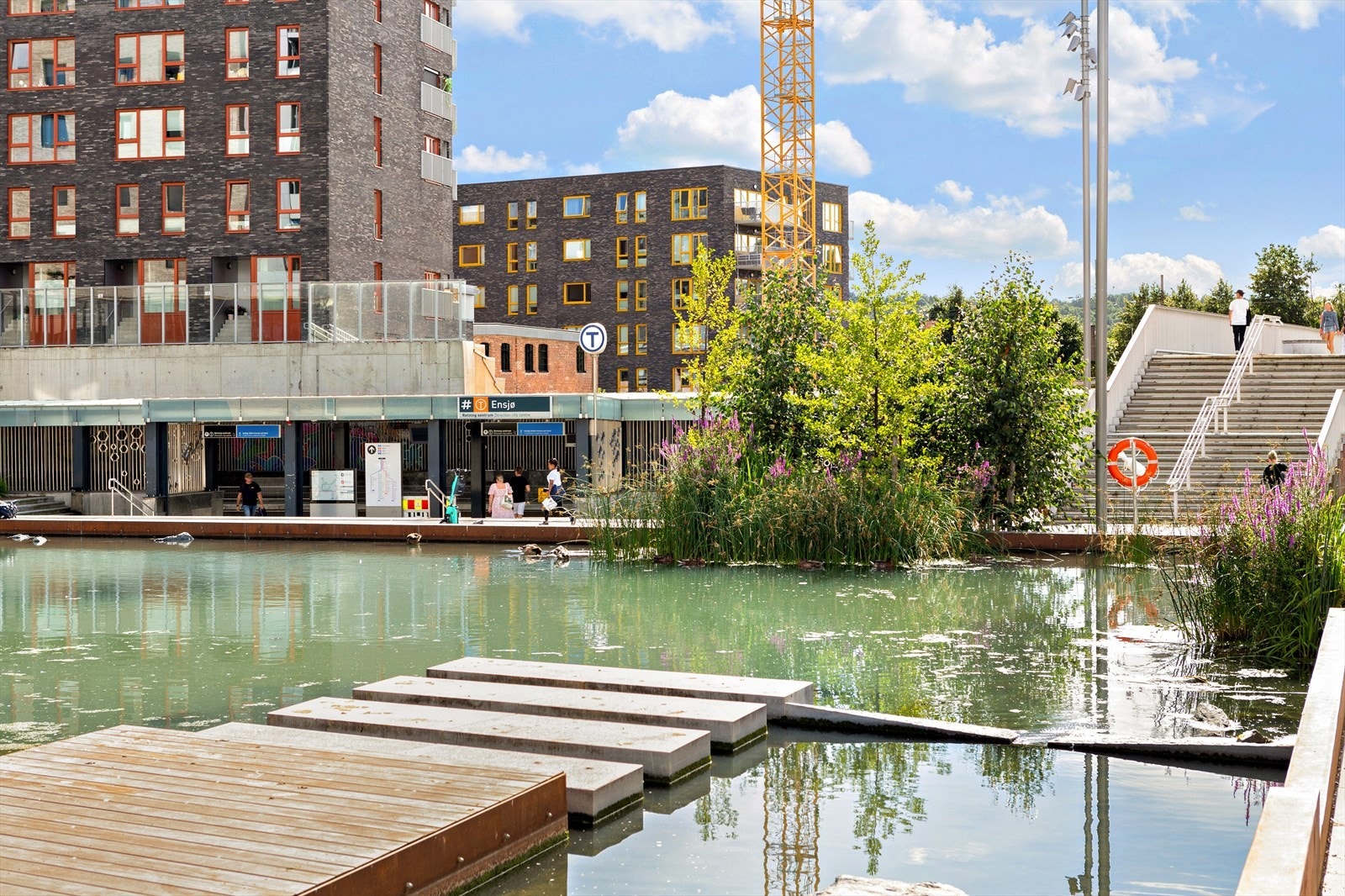 Ensjø er en bydel i sterk og positiv utvikling, der tidligere industriområder gradvis har blitt transformert til moderne boligområder med skoler, parker og grønne møteplasser. Foto: Diakrit Galleribilde