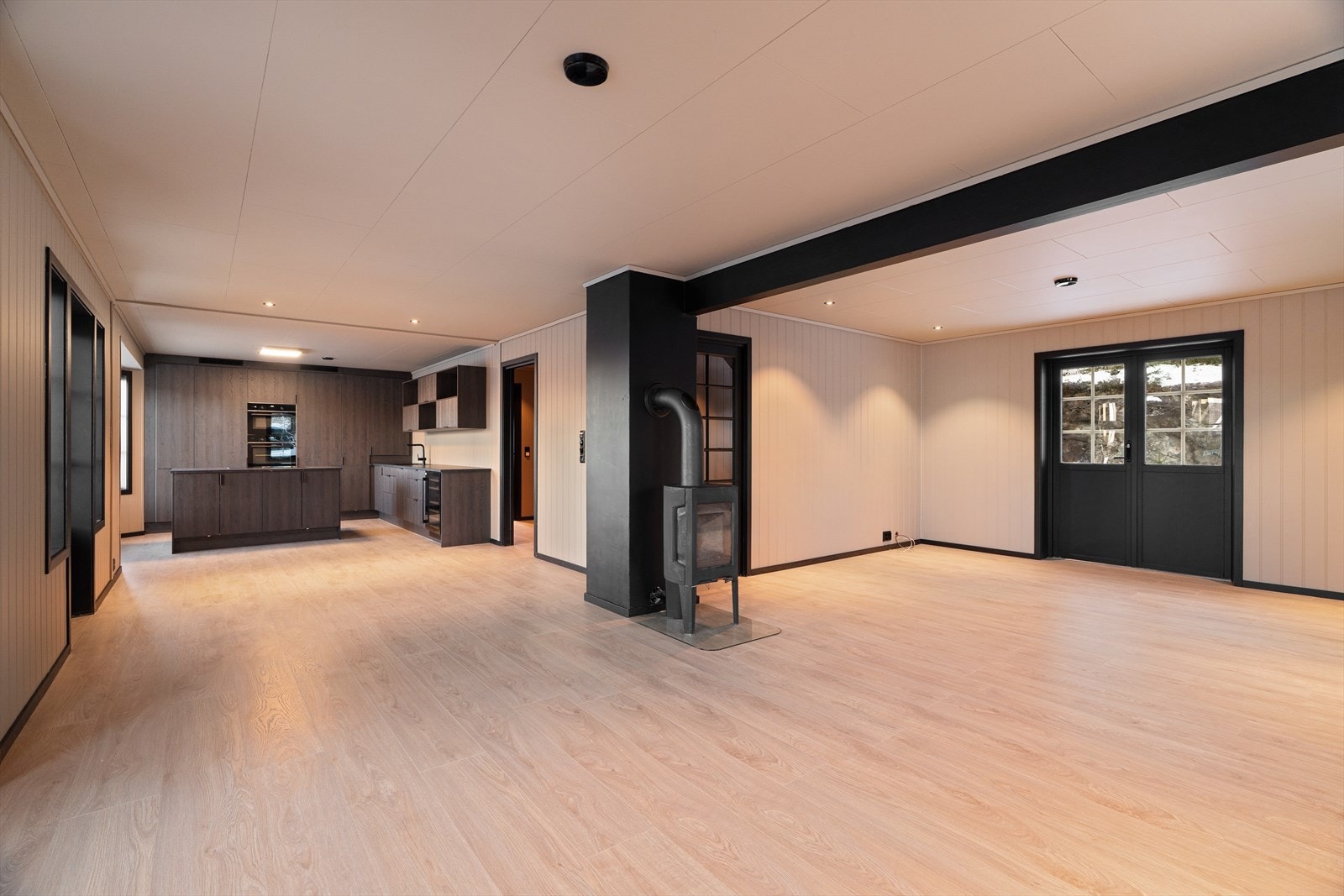 Stuen kan også enkelt møbleres i flere soner - Store vindusflater gir god naturlig gjennomlysning Galleribilde