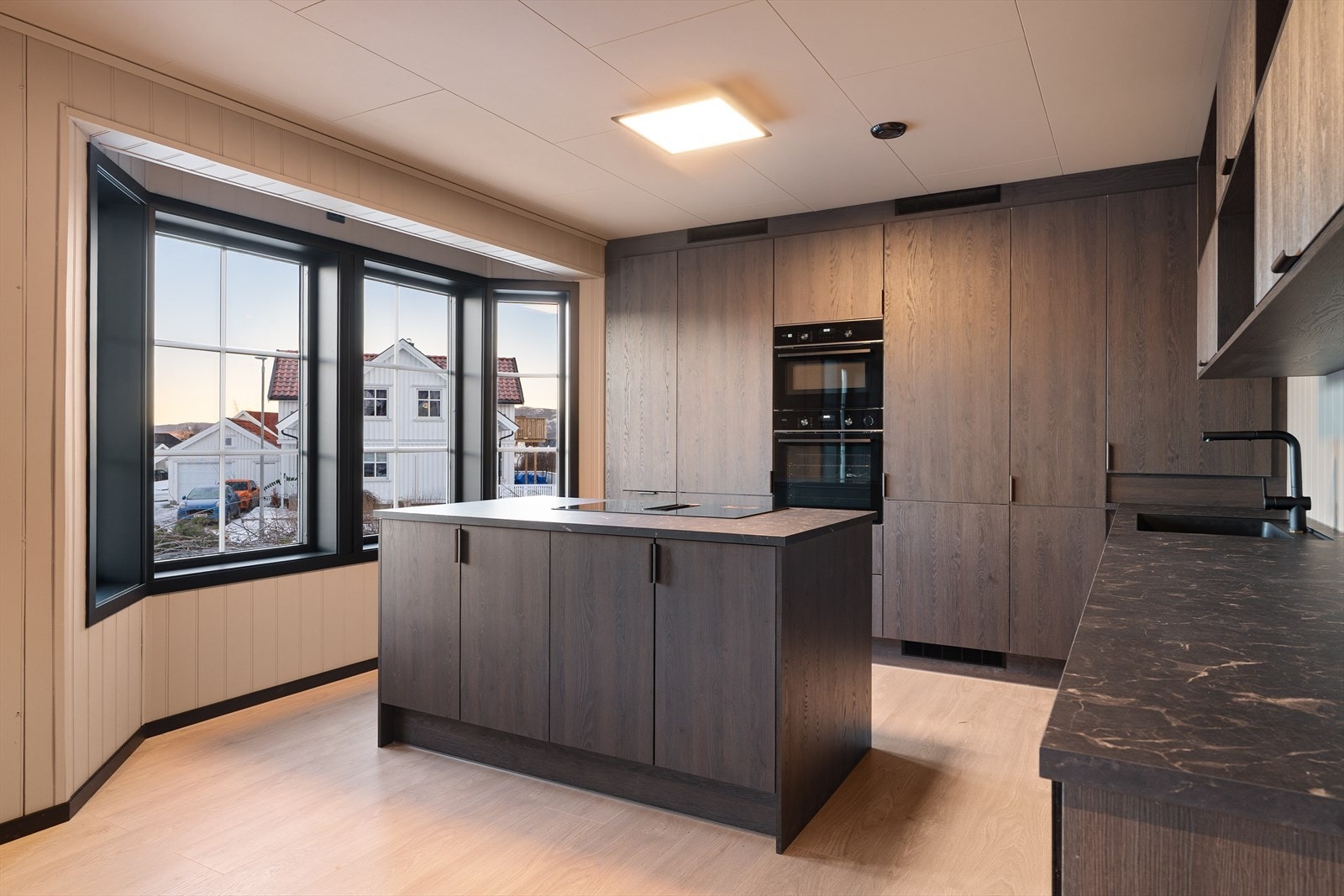 Arealeffektiv planløsning hvor stue og kjøkken i 1. etasje til sammen er hele 59 kvadratmeter Galleribilde