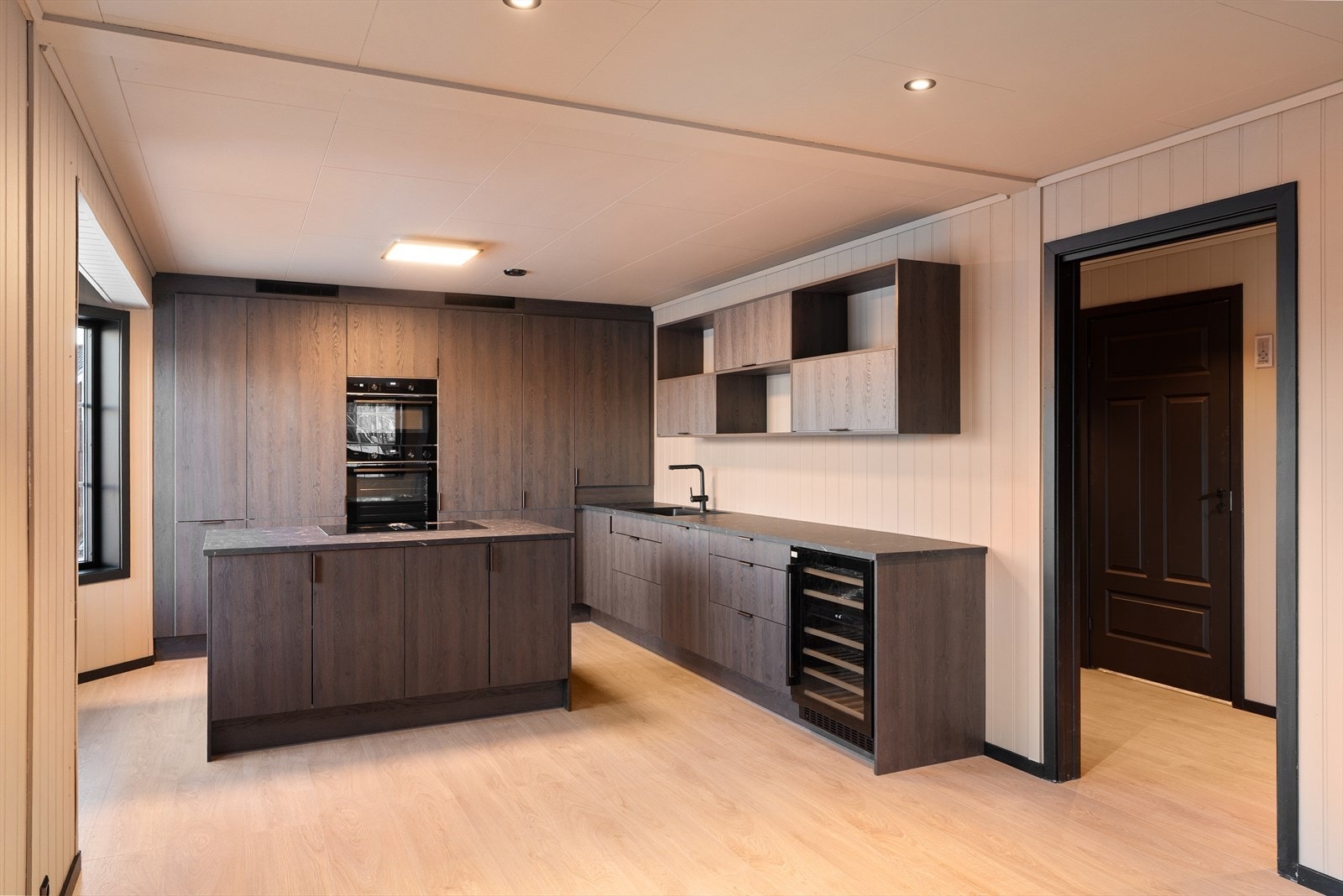 Kjøkken nyoppusset i 2026 med en lekker og moderne standard Galleribilde