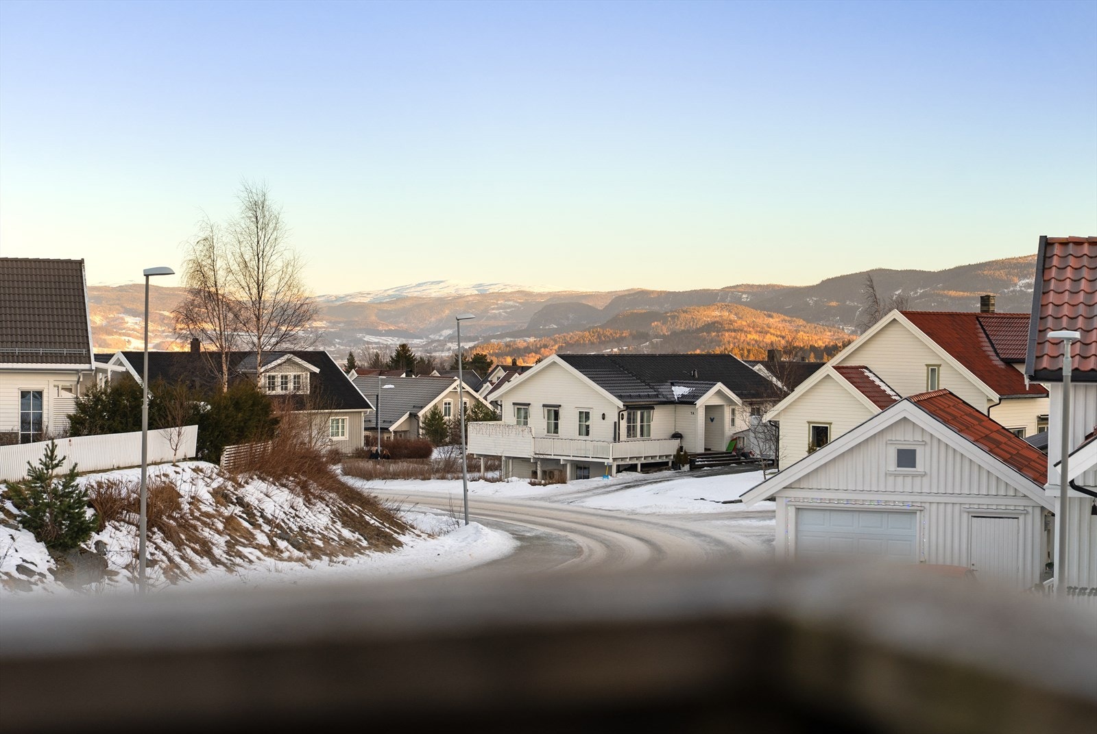 Eiendommen ligger i et veletablert boligfelt med ordnede omgivelser med blant annet flere leke- og oppholdsplasser i området, nærhet til tur og rekreasjonsområder, skole, barnehage, dagligvarebutikk m.m. Galleribilde