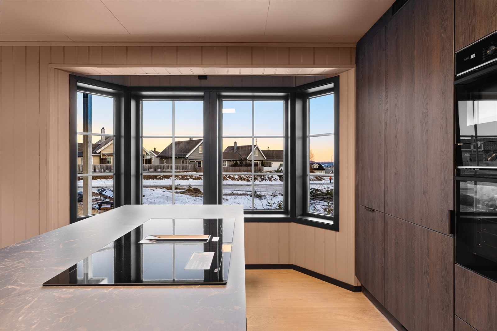 Kjøkkenøy med platetopp og integrert avtrekk med kullfilter. Av integrerte hvitevarer finnes stekeovn, microbølgeovn, platetopp, kjøleskap, fryseskap, vinkjøler og oppvaskmaskin. Galleribilde