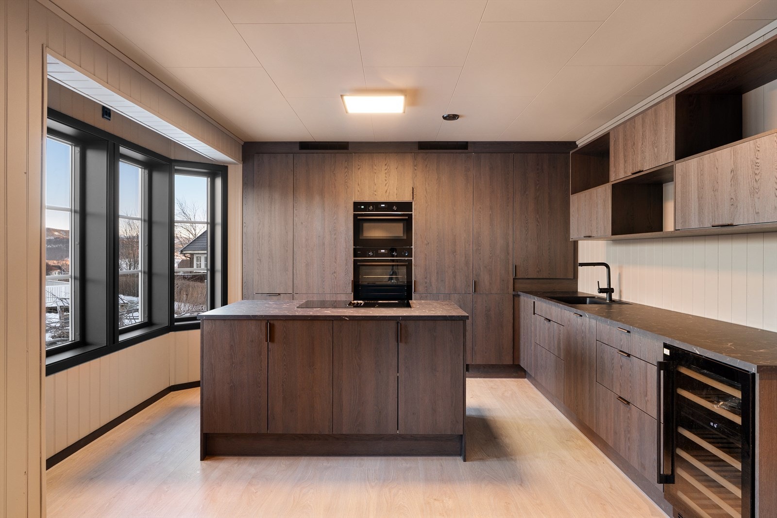 Boligen går over to plan og inneholder blant annet 3 soverom, 2 stuer, 2 bad, eget vaskerom m.m. Galleribilde