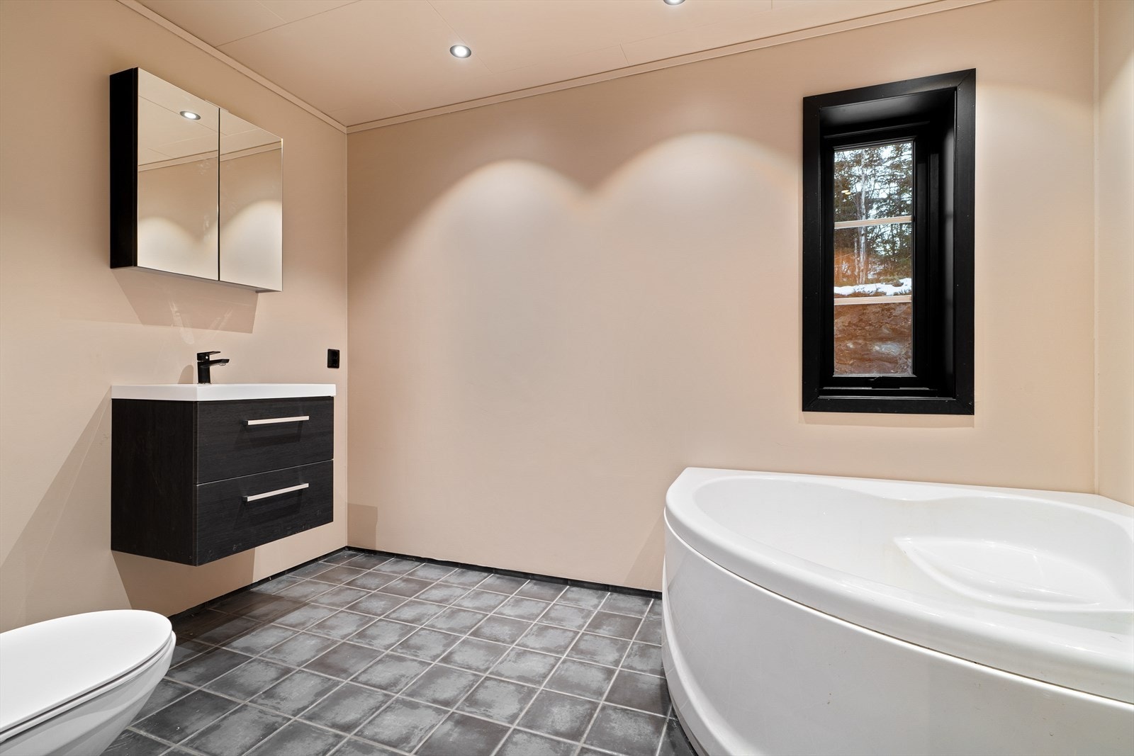 Bad 1. etasje med behandlede overflater og ny innredning Galleribilde