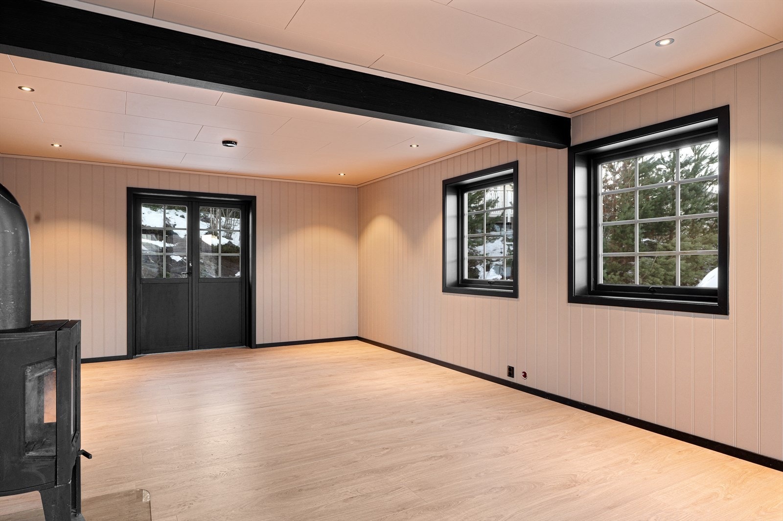 Oppvarming via elektrisitet og vedfyring i 1. etasje - Det lagt opp til vannbåren varme men systemet er ikke sluttført Galleribilde