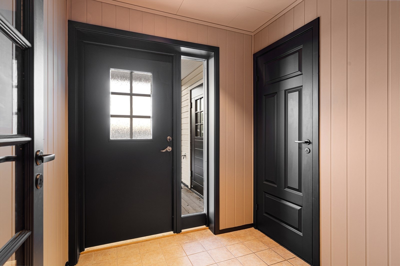 Inngangsparti 1. etasje - Til høyre finnes praktisk vaskerom med egen utvendig inngang Galleribilde