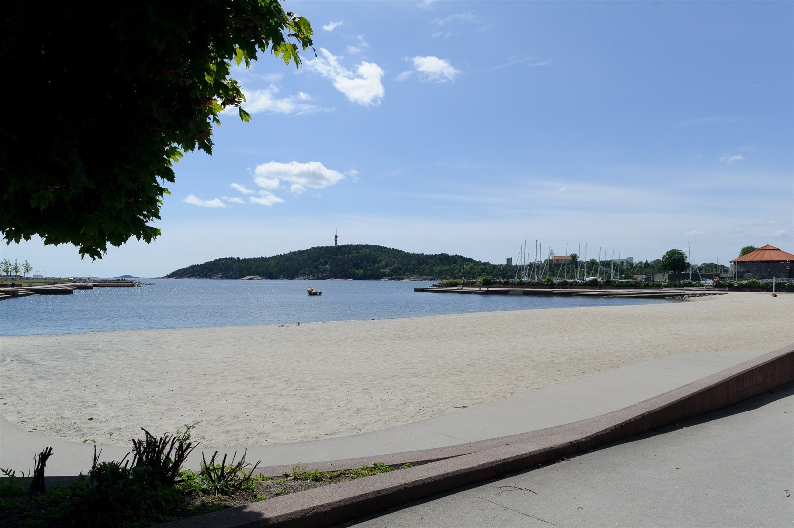 Bystranda ved populære Aquarama rett rundt hjørnet Galleribilde