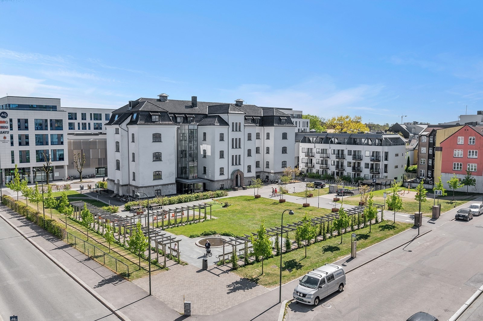 For studenten er universitetet, samt byens videregående skoler en kort spasertur/sykkeltur unna. Rett ved leiligheten ligger også kvadraturen skolesenter, hvor du med hyppige avganger kan ta bussen til alle byens kriker og kroker Galleribilde