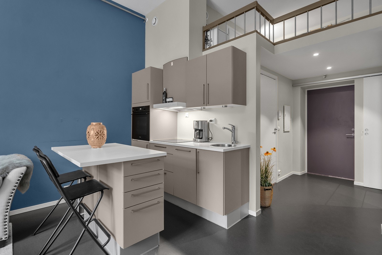 HTH kjøkken med integrerte hvitevarer og kjøkkenøy Galleribilde