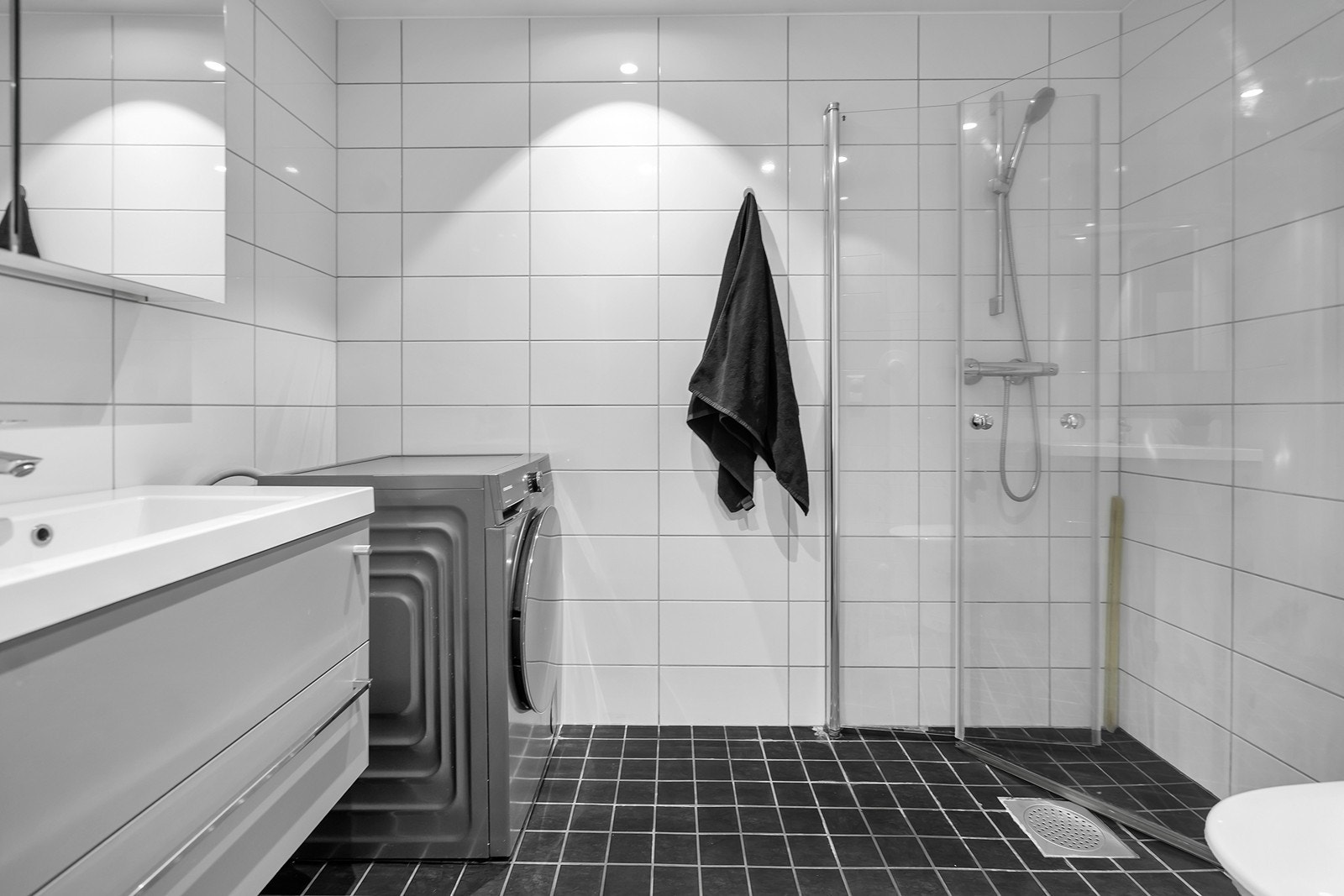 Flott, flislagt bad med varme i gulv og opplegg for vaskemaskin Galleribilde