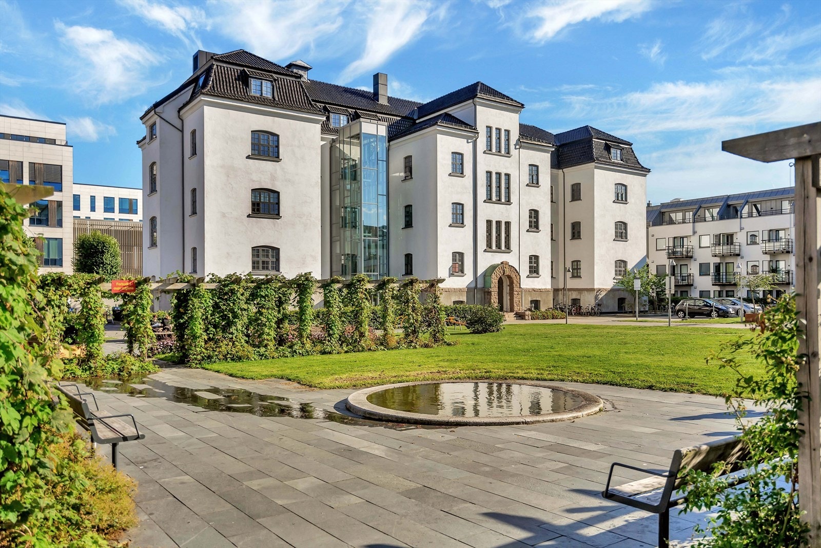 Erverdige kasernen med tilhørende parkområde Galleribilde