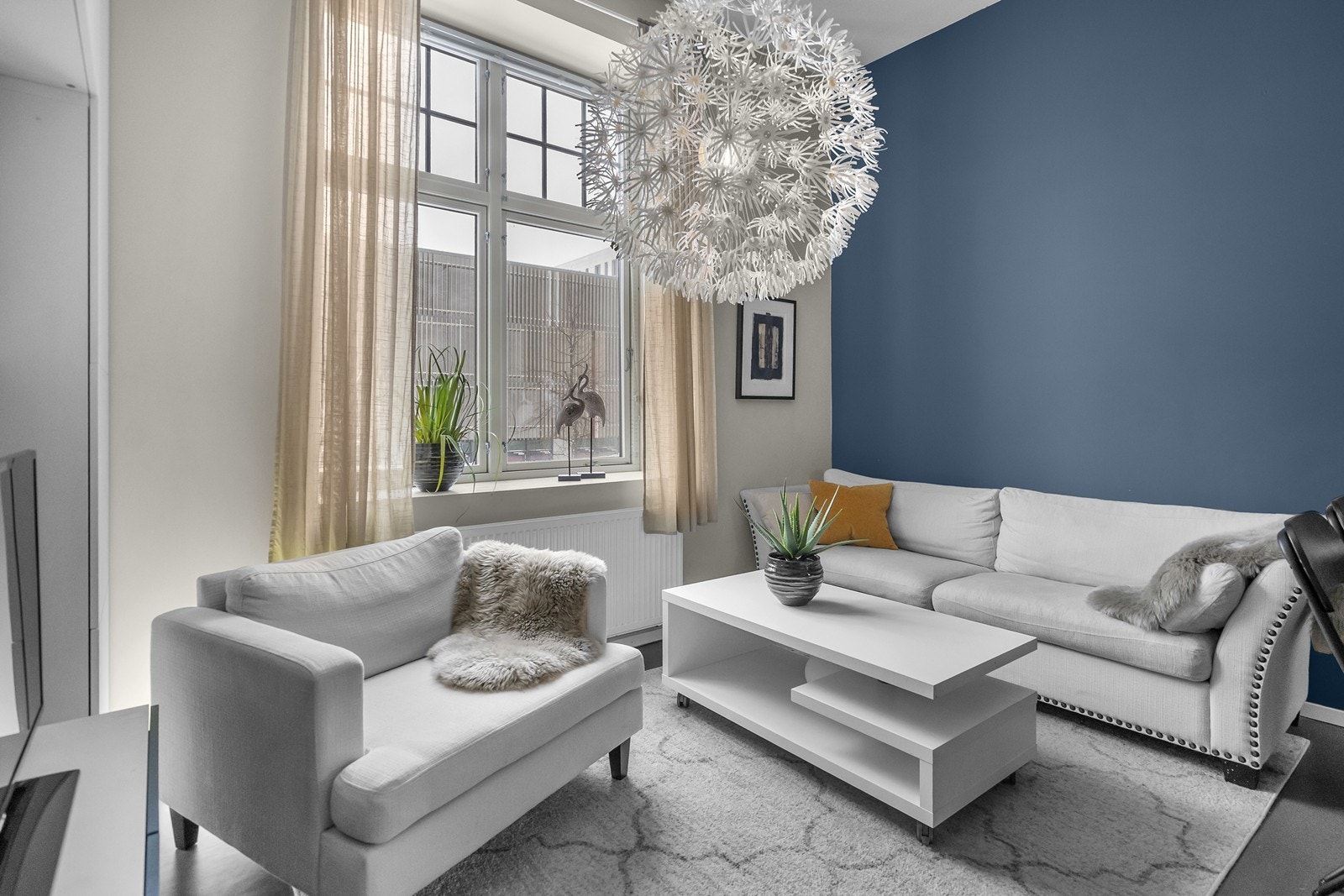 Den gode takhøyden og de store vindusflatene gir stuen en luftig atmosfære Galleribilde