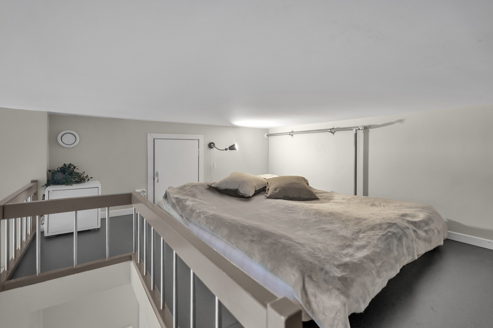 Romslig hems med kott Galleribilde