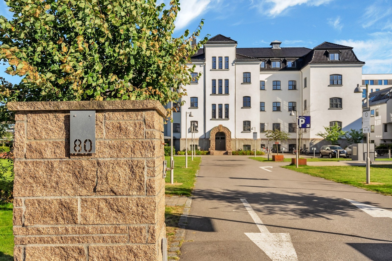 Leiligheten ligger fint til i byggets andre etasje Galleribilde