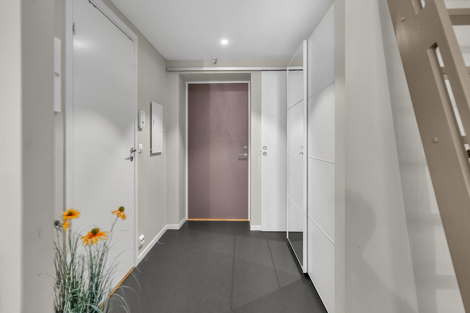 Velkommen inn - romslig inngangsparti med skyvedørsgarderobe Galleribilde