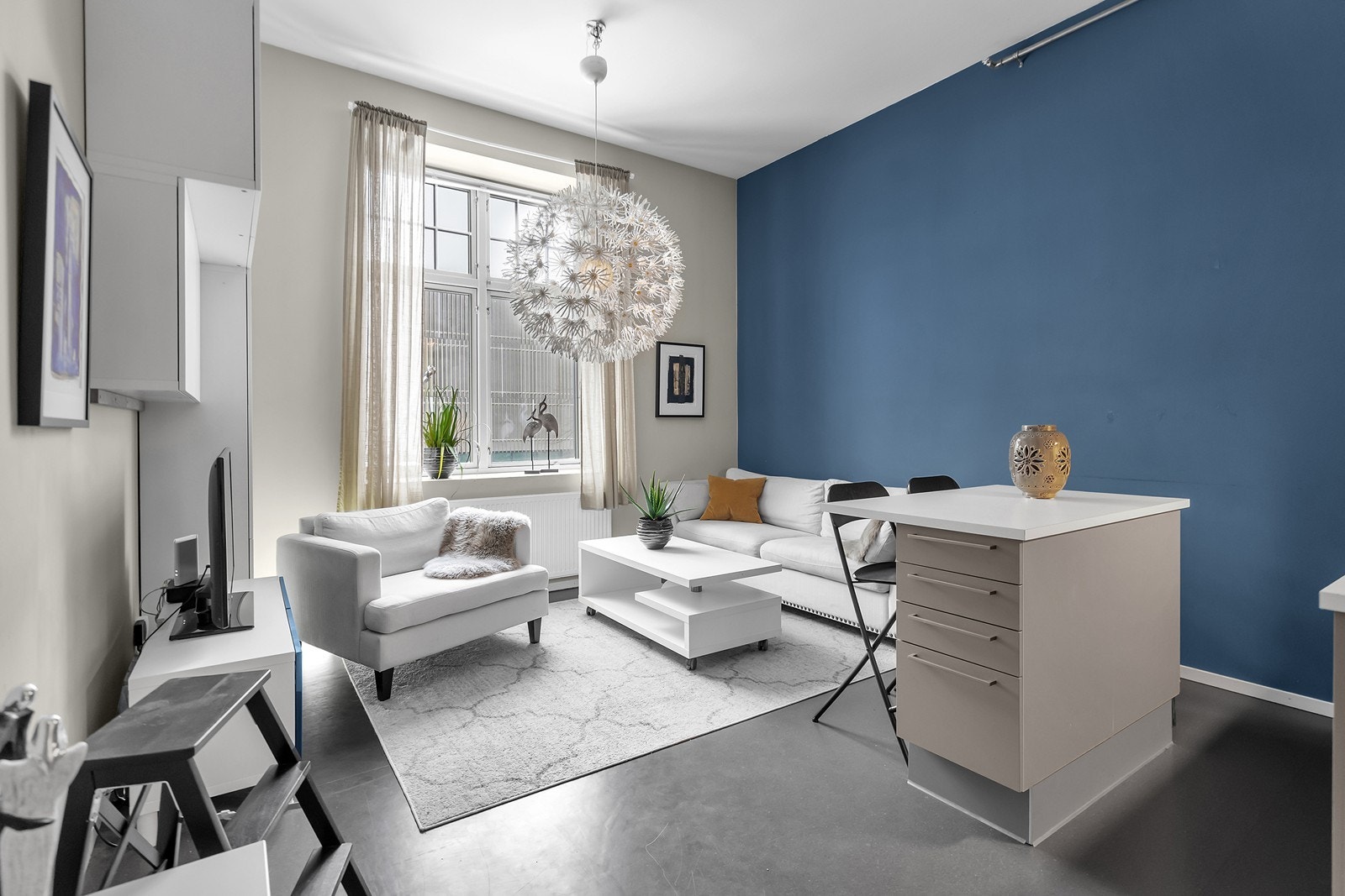 Lys og innbydende stue med store, sjarmerende vinduer Galleribilde