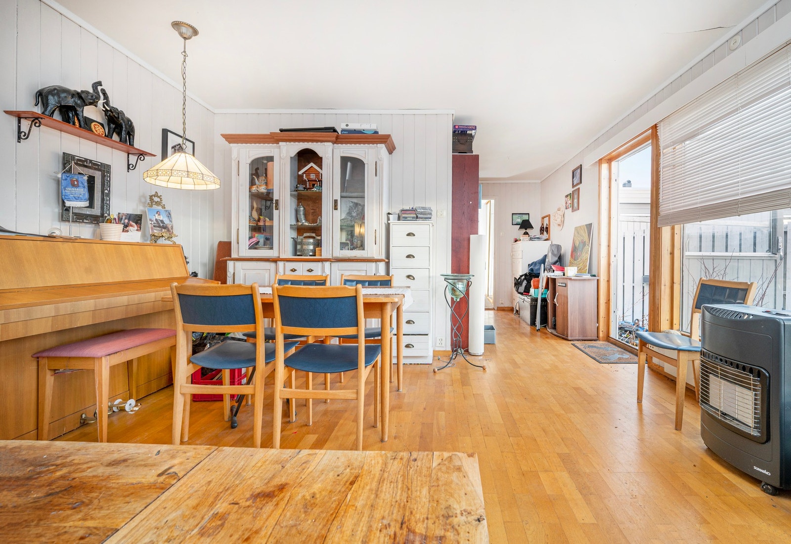 Stue som er enkel å møblere. Utgang til hage. Galleribilde