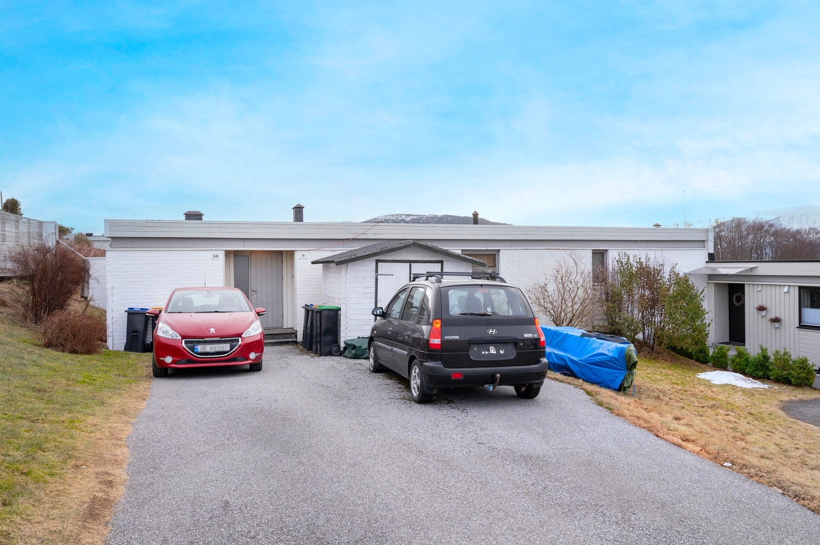 Bod og biloppstillingsplass rett utenfor boligen. Galleribilde