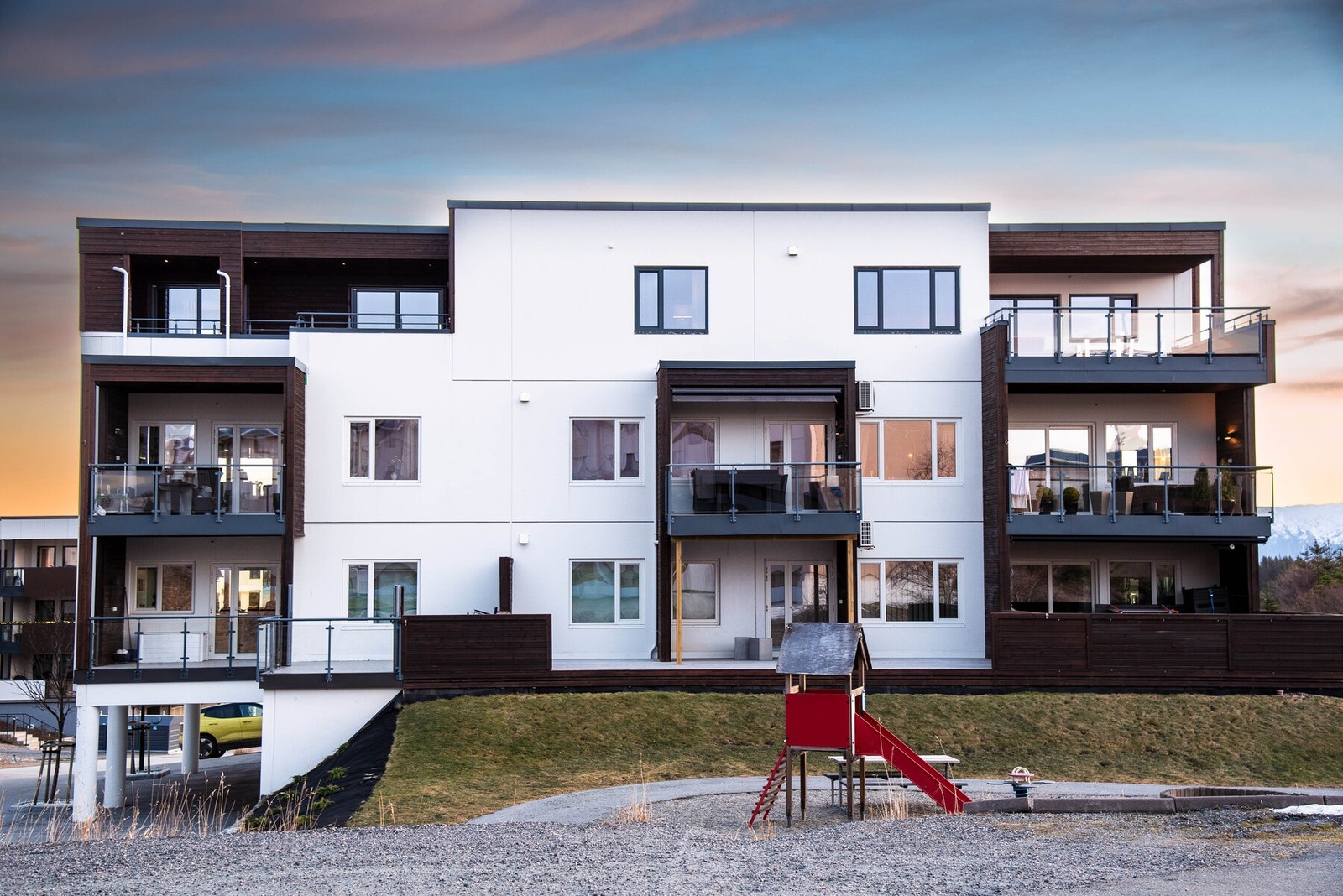 Leiligheten ligger i øverste etasje og har takterrasse mot vest. Galleribilde