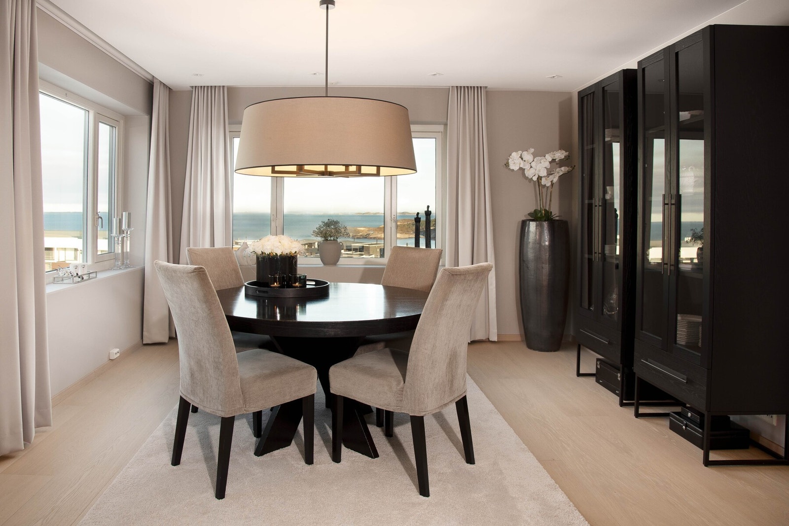 Her kan man nyte god mat og drikke og nydelig havutsikt! Galleribilde