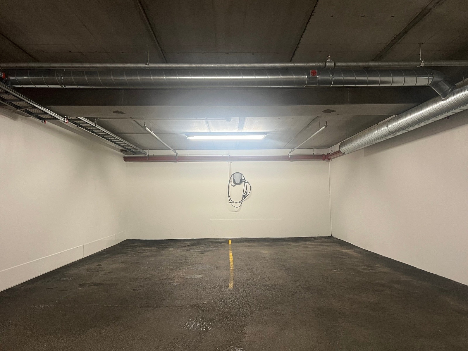 Det medfølger 2 stk. parkeringsplasser i garasje. Elbil lader (foto privat) Galleribilde