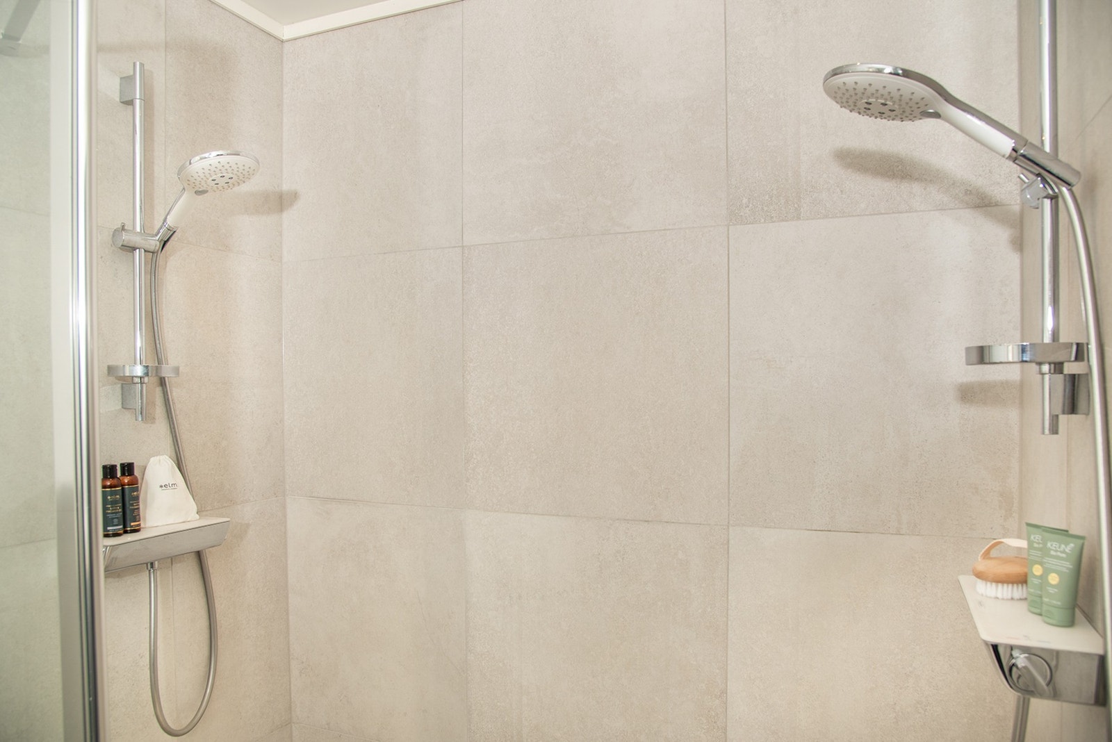 Badet har dobbel dusj Galleribilde