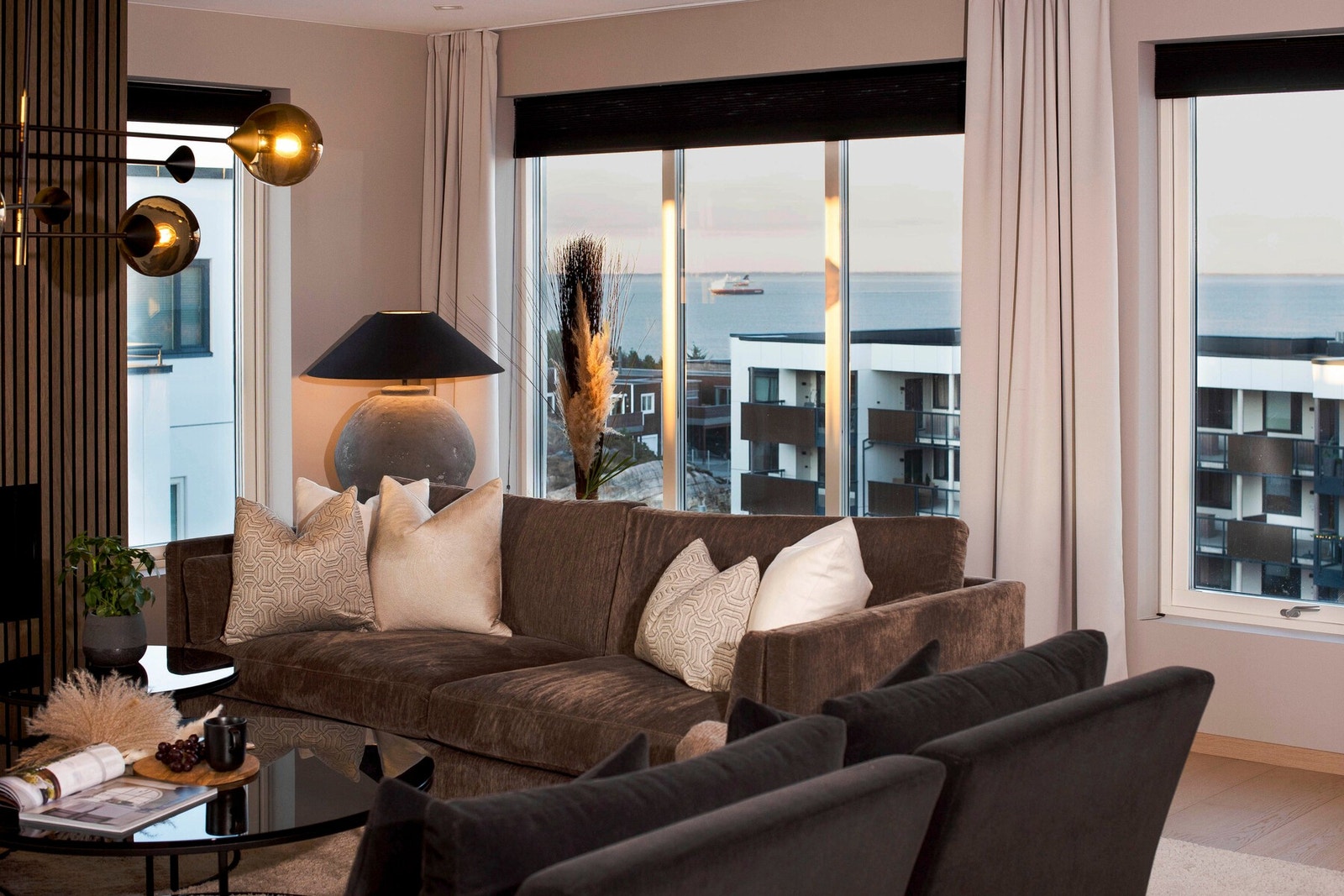 Fra stuen er det nydelig havutsikt Galleribilde