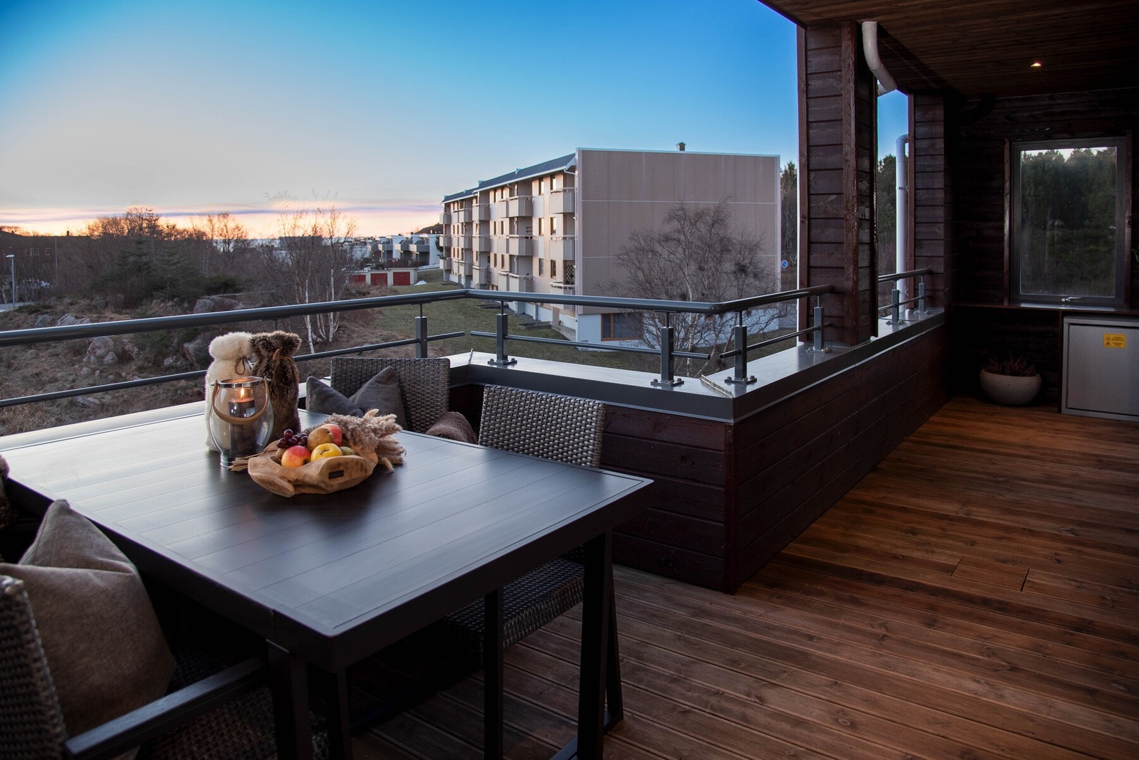 Lun og trivelig veranda som er vestvendt. Delvis overbygd Galleribilde