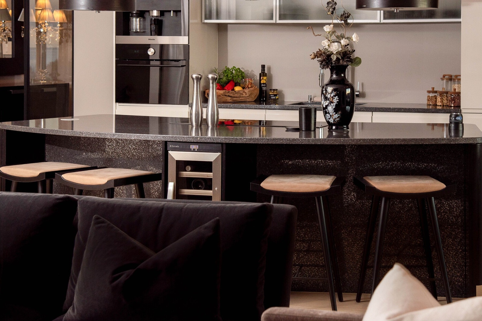 Kjøkkenøy med bar-løsning. Benkeplate i stein. Galleribilde