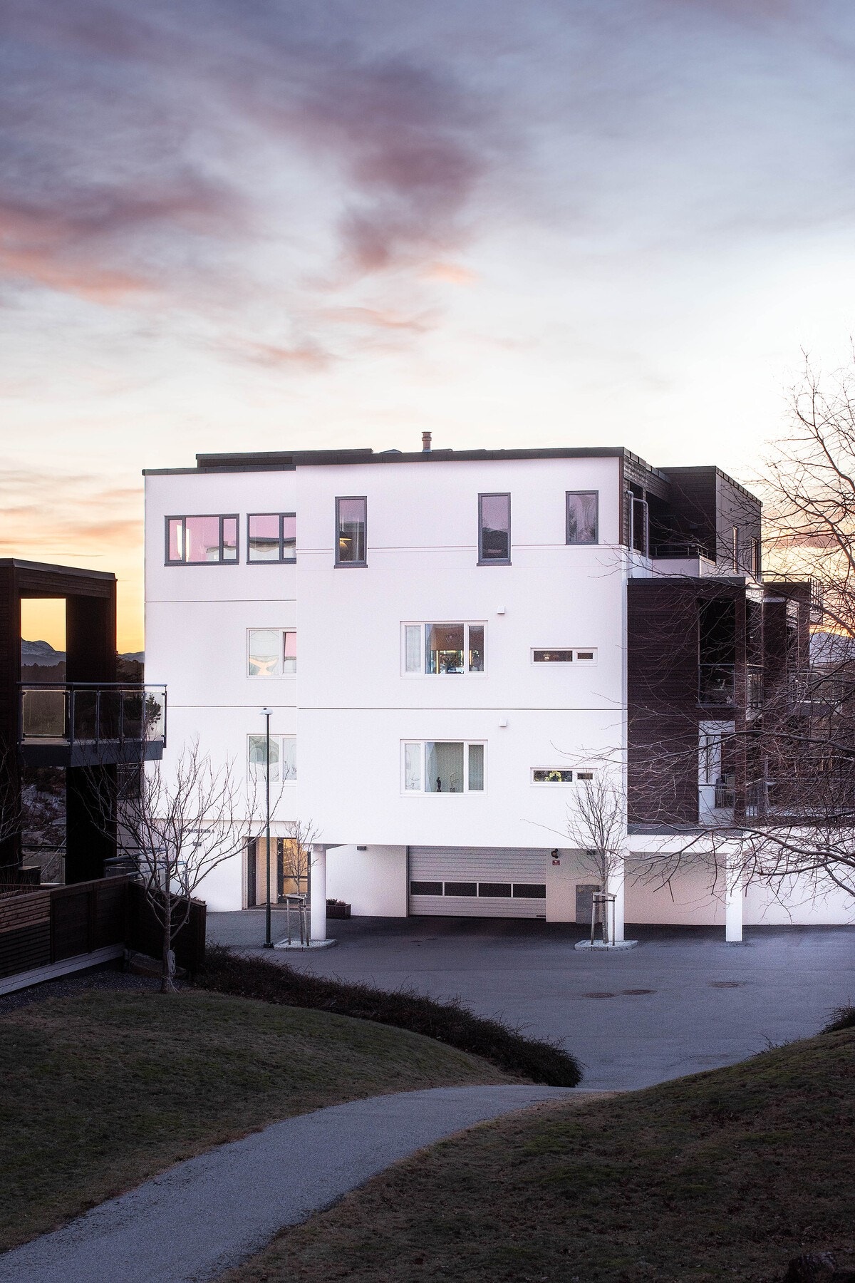 Flott leilighetsbygg fra 2015. Anlegget har heis og parkering i kjeller Galleribilde