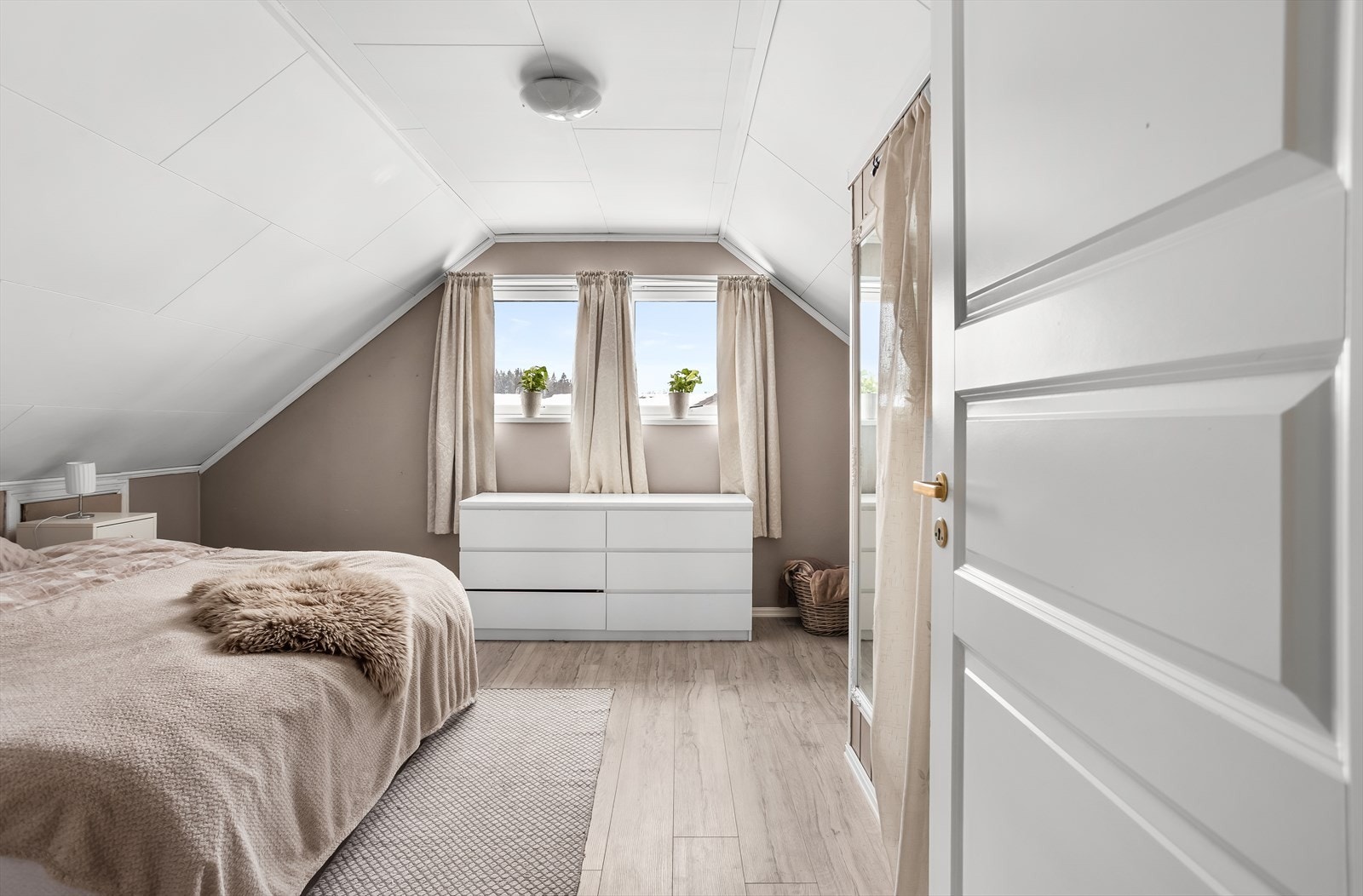 Hovedsoverommet er romslig med god plass til dobbeltseng og oppbevaring. Galleribilde