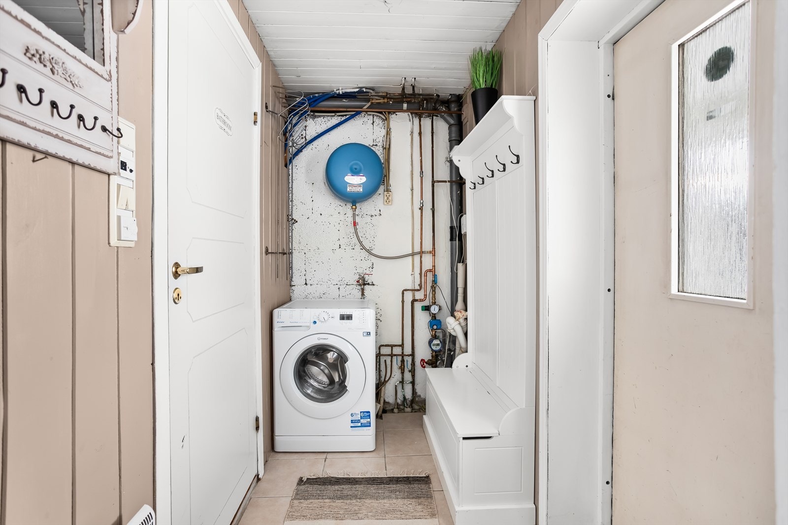 I kjelleren er stoppekran og en 300L varmtvannstank fra 2014 plassert. Galleribilde