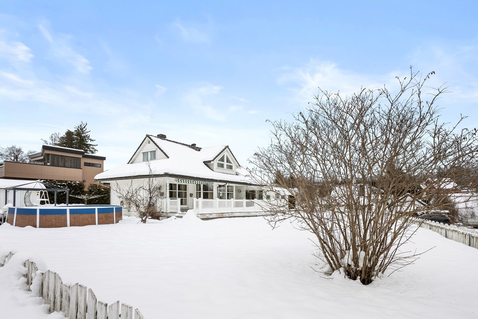 Tomten er opparbeidet med plenarealer som gir gode lekemuligheter. Galleribilde