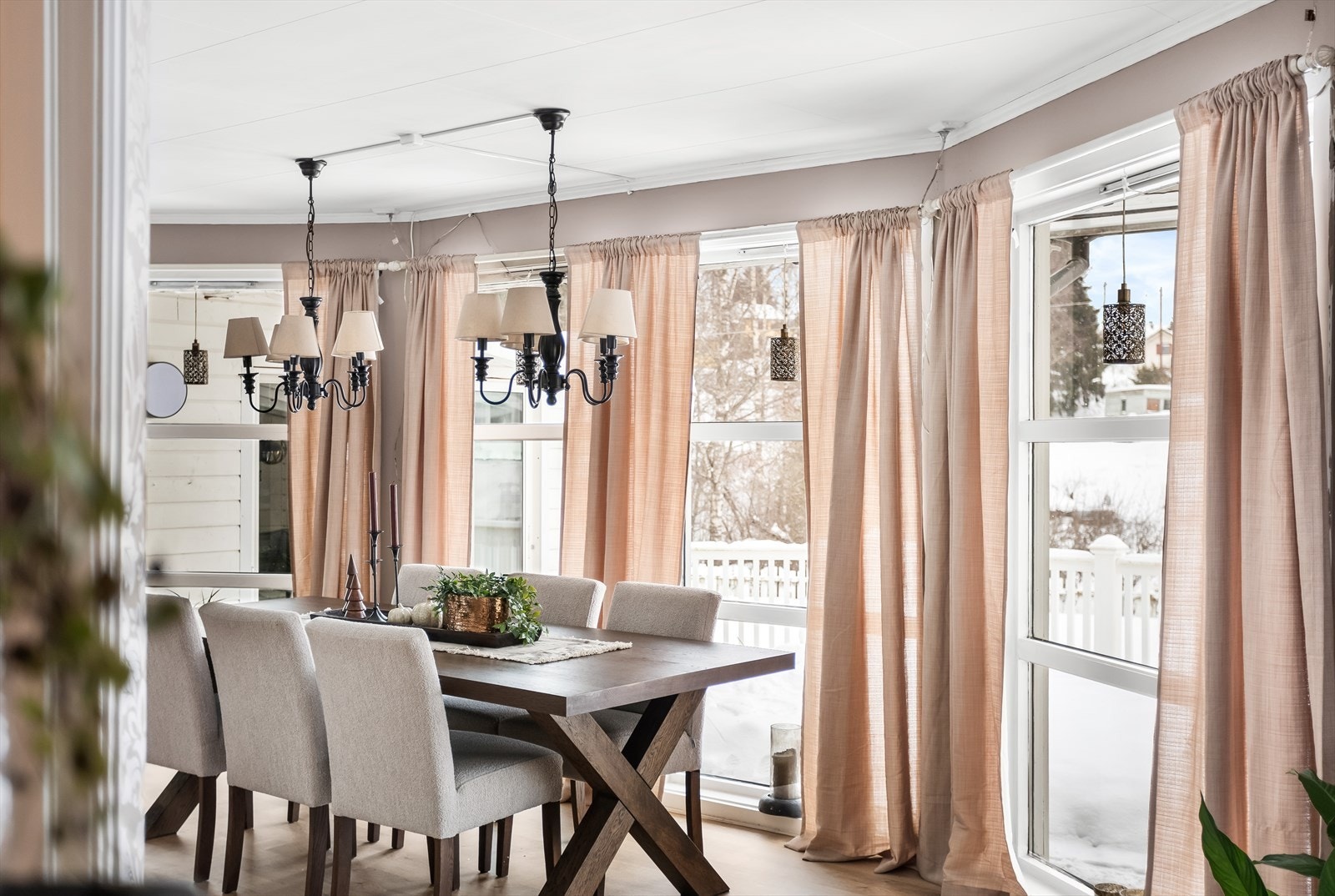 Store vindusflater med 2-lags isolerglass gir rikelig med lys til spiseplassen. Galleribilde