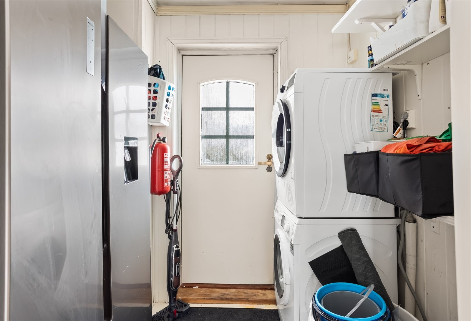 Praktisk vaskerom i første etasje med belegg på gulv og opplegg for vaskemaskin. Galleribilde